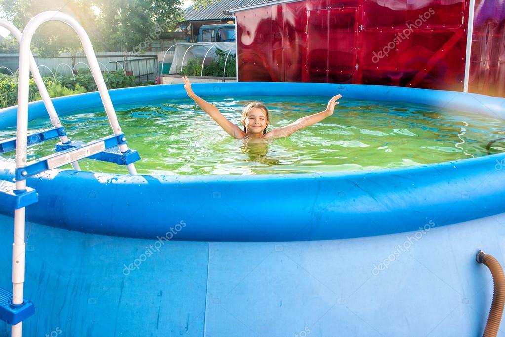 Imágenes Personas Bañandose En Piscinas Chica Bañándose