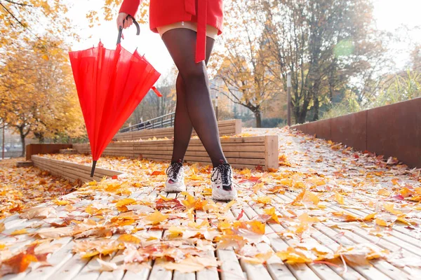 Žena Červeném Kabátě Deštníku Stojí Uličce Městského Parku Slunečného Podzimního — Stock fotografie