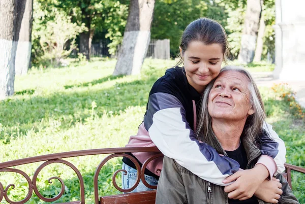 Nieta Abraza Abuelo Banco Parque Ciudad Soleado Día Otoño —  Fotos de Stock