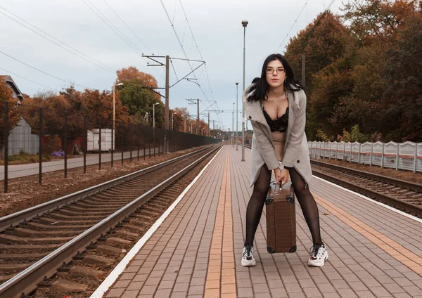 Eenzaam Jong Meisje Grijze Jas Met Koffer Staan Station Sombere — Stockfoto
