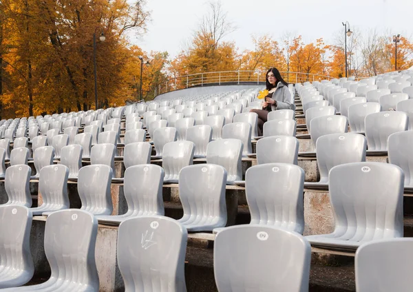 Gri Montlu Yalnız Genç Kız Sonbahar Günü Boş Bir Stadyumun — Stok fotoğraf