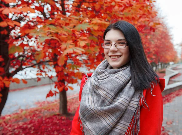 Retrato Menina Casaco Vermelho Beco Parque Dia Outono — Fotografia de Stock