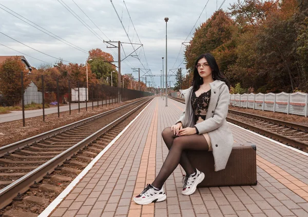 Sola Giovane Ragazza Cappotto Grigio Seduta Una Valigia Alla Stazione — Foto Stock