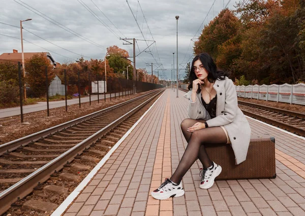 Sola Giovane Ragazza Cappotto Grigio Seduta Una Valigia Alla Stazione — Foto Stock