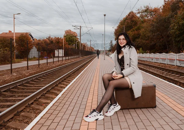 Sola Giovane Ragazza Cappotto Grigio Seduta Una Valigia Alla Stazione — Foto Stock