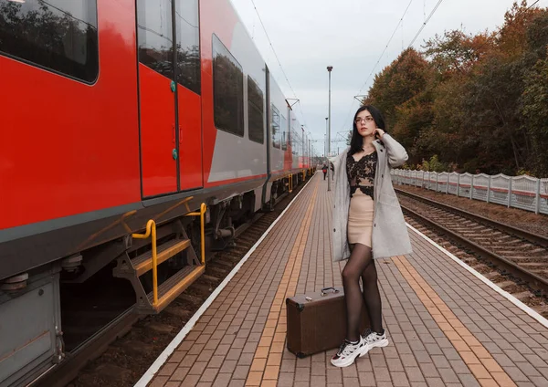 Μοναχική Νεαρή Κοπέλα Γκρι Παλτό Βαλίτσα Στέκεται Στο Σιδηροδρομικό Σταθμό — Φωτογραφία Αρχείου
