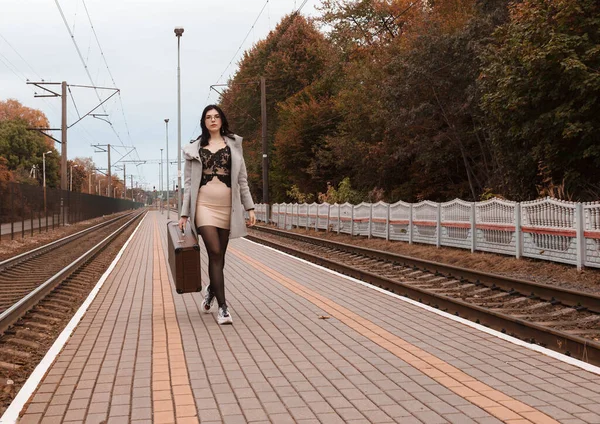 Gri Montlu Elinde Bavuluyla Gülen Genç Bir Kız Sonbaharda Tren — Stok fotoğraf