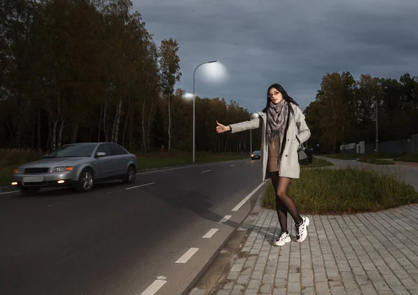 Mladá Dívka Šedém Kabátě Stojí Blízkosti Silnice Snaží Zastavit Auto — Stock fotografie