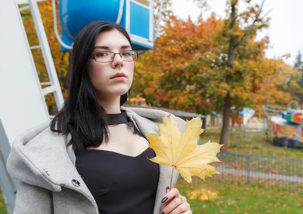 Nuori Tyttö Kädessään Keltainen Vaahteranlehti Syksyllä Puistossa Muotokuva Lähikuva — kuvapankkivalokuva