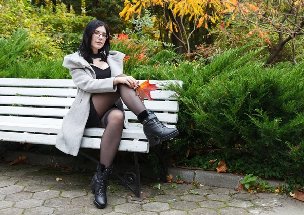 Osamělá Mladá Dívka Šedém Kabátě Sedí Lavičce Městském Parku Podzim — Stock fotografie