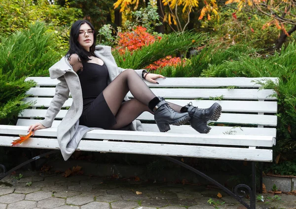 Jovem Solitária Casaco Cinza Senta Banco Parque Cidade Dia Outono — Fotografia de Stock