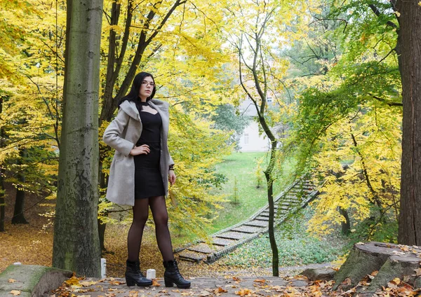 Young Girl Gray Coat Stands Alley City Park Autumn Day — Stock Photo, Image