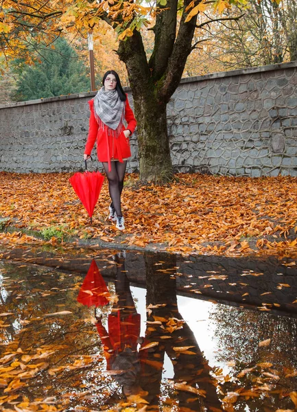 Jeune Fille Manteau Rouge Avec Parapluie Tient Sur Allée Parc — Photo