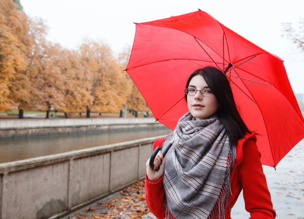 Retrato Una Joven Sonriente Abrigo Rojo Con Paraguas Pie Callejón — Foto de Stock