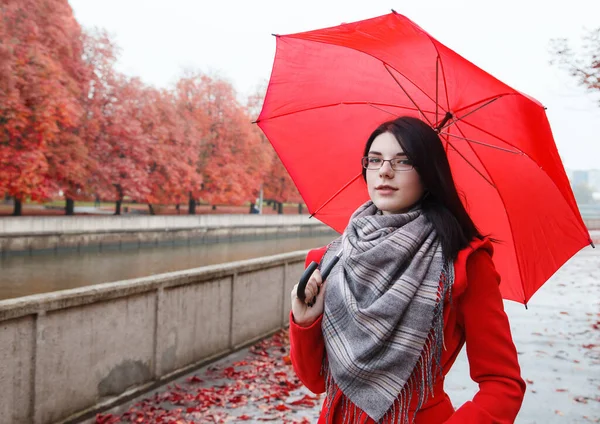暗い秋の日に雨が降った後公園の路地に傘を差した赤いコートの少女の肖像画 — ストック写真