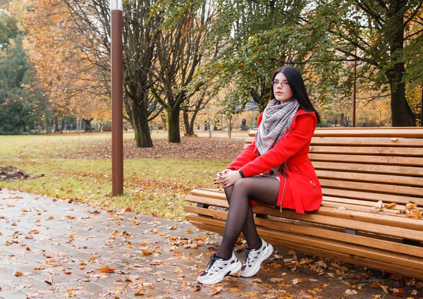 Joven Hermosa Chica Abrigo Rojo Sentado Banco Parque Ciudad Después — Foto de Stock