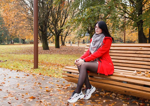 Jovem Menina Bonita Casaco Vermelho Sentado Banco Parque Cidade Após — Fotografia de Stock