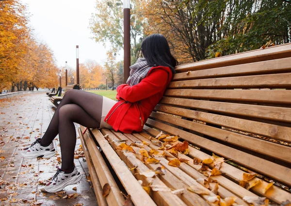 Jovem Menina Bonita Casaco Vermelho Sentado Banco Parque Cidade Após — Fotografia de Stock