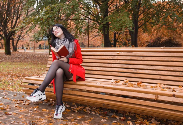 Giovane Bella Ragazza Sorridente Cappotto Rosso Libro Lettura Mentre Seduto — Foto Stock