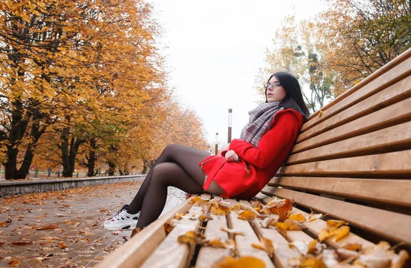 Giovane Bella Ragazza Con Cappotto Rosso Seduta Una Panchina Parco — Foto Stock