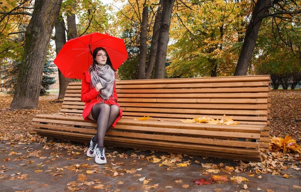 Menina Casaco Vermelho Com Guarda Chuva Sentado Banco Parque Cidade — Fotografia de Stock