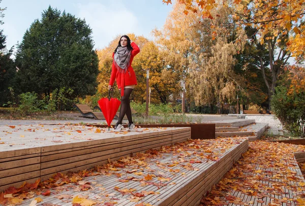 Menina Casaco Vermelho Com Guarda Chuva Beco Parque Cidade Dia — Fotografia de Stock