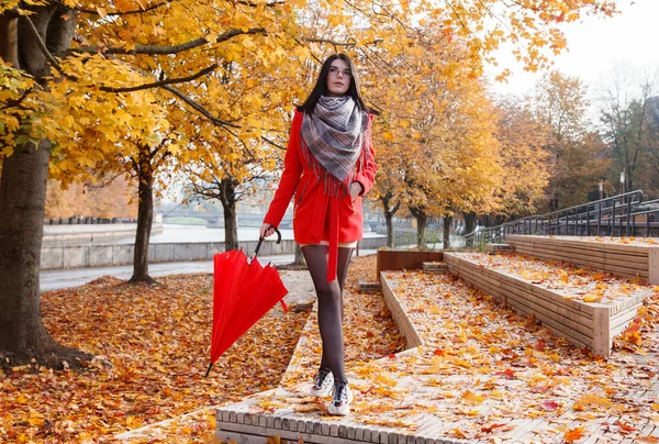 Giovane Ragazza Cappotto Rosso Con Ombrello Piedi Sul Vicolo Parco — Foto Stock