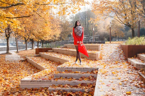 Jovem Menina Sorridente Casaco Vermelho Com Guarda Chuva Beco Parque — Fotografia de Stock