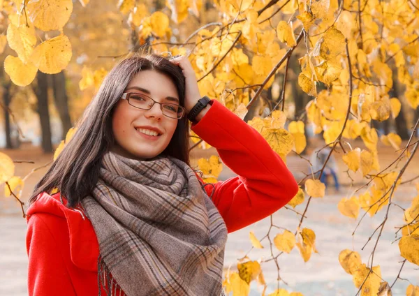 Retrato Menina Sorridente Jovem Casaco Vermelho Beco Parque Dia Outono — Fotografia de Stock