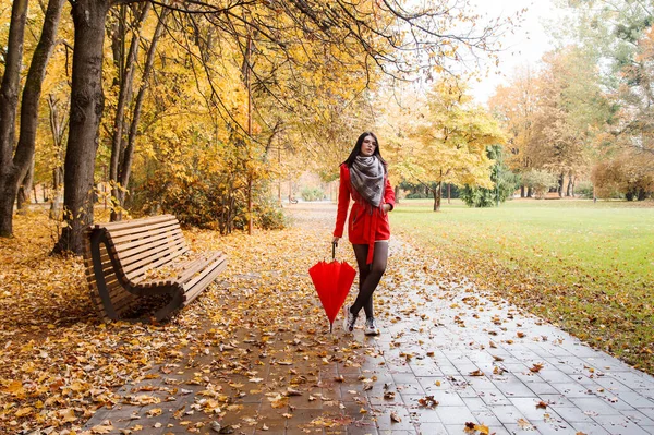 Giovane Bella Ragazza Cappotto Rosso Con Ombrello Piedi Sul Vicolo — Foto Stock