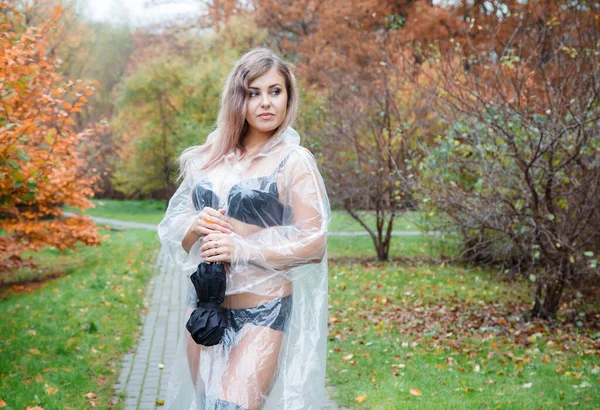 Jovem Mulher Lingerie Preta Meias Uma Capa Chuva Transparente Beco — Fotografia de Stock