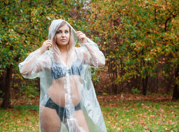 Mujer Joven Lencería Negra Medias Impermeable Transparente Pie Callejón Parque —  Fotos de Stock