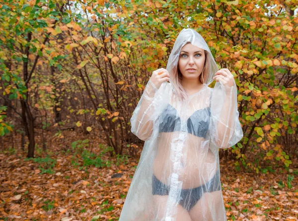 Jeune Femme Lingerie Noire Bas Imperméable Transparent Marchant Dans Parc — Photo