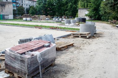Güneşli bir yaz gününde dışarıda serilmek için hazırlanmış asfalt yığınları.