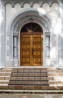 Güzel retro ön kapı. Dış görünüş. Güneşli yaz günü