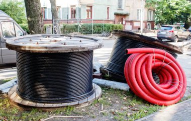 Güneşli bir yaz gününde kablo ile açık havada uzanmaya hazır büyük ahşap makaralar.