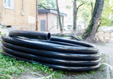 Yaz günü bahçede uzanmak için hazırlanmış plastik boru rulosu. Dışarıyı kapatın.