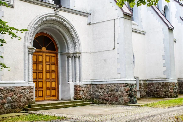 Piękne Drzwi Wejściowe Widok Zewnątrz Słoneczny Letni Dzień — Zdjęcie stockowe