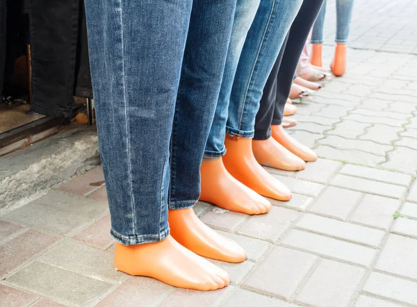 Nohy Figurín Oblečené Džínách Městském Trhu Venkovní Slunný Den — Stock fotografie