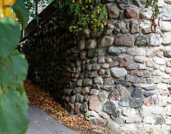 街の古い石壁だ 晴れた夏の日 — ストック写真