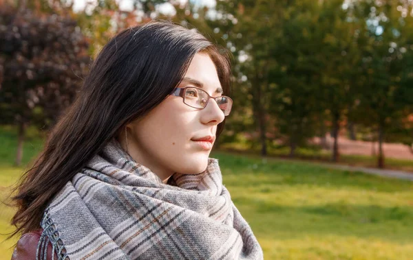 Ritratto Una Giovane Bella Ragazza Giacca Marrone Nel Parco Cittadino — Foto Stock