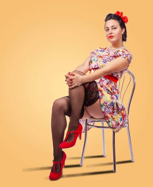 Junge Brünette Frau Posiert Auf Einem Stuhl Studio Pinup Stil — Stockfoto
