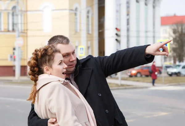 Pareja Casada Caminando Por Una Calle Ciudad Día Primavera —  Fotos de Stock