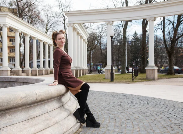 Jonge Vrouw Poseren Door Een Fontein Een Stad Streeton Lente — Stockfoto