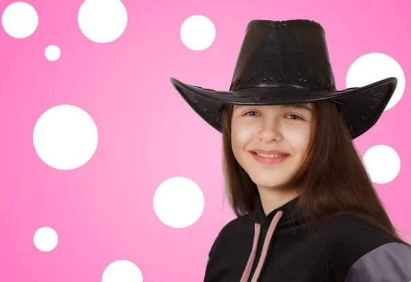 Adolescente Ragazza Bruna Posa Con Cappello Nero Studio Sfondo Rosa — Foto Stock