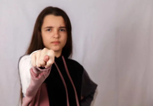 Teinityttö Näyttää Viikunaa Studiossa Lähikuva Sisätiloissa — kuvapankkivalokuva