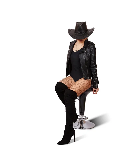 Mujer Joven Sombrero Chaqueta Cuero Mallas Botas Posando Sentado Silla — Foto de Stock