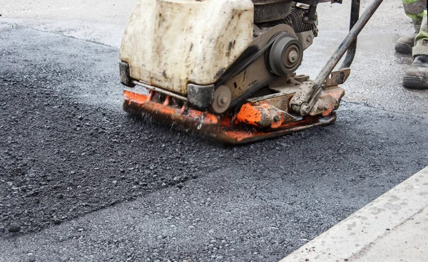 Worker Ramps Asphalt Road Mechanical Rammer Laying Road Surface Hot — Stock Photo, Image