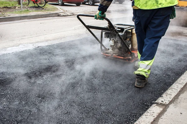 Worker Ramps Asphalt Road Mechanical Rammer Laying Road Surface Hot — Stock Photo, Image