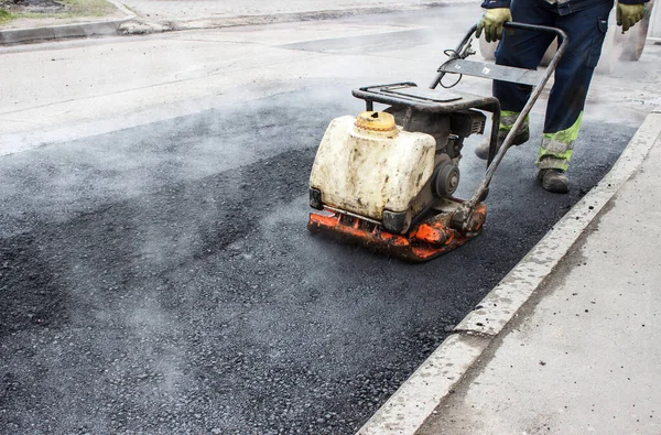 Worker Ramps Asphalt Road Mechanical Rammer Laying Road Surface Hot — Stock Photo, Image